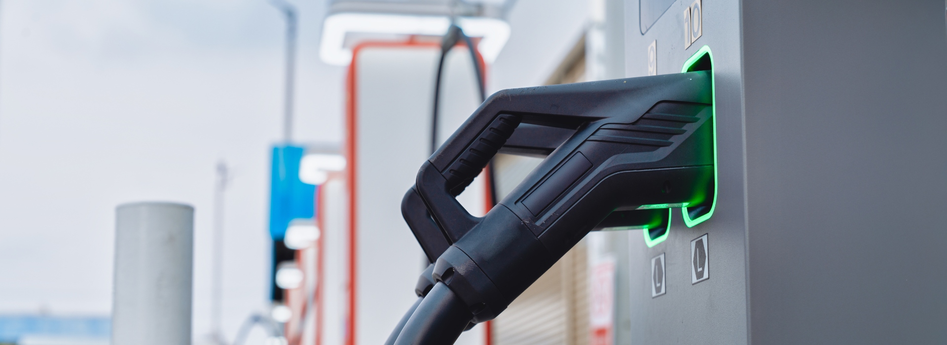 בניית תשתיות חניה וטעינה לרכבים תפעוליים חשמליים